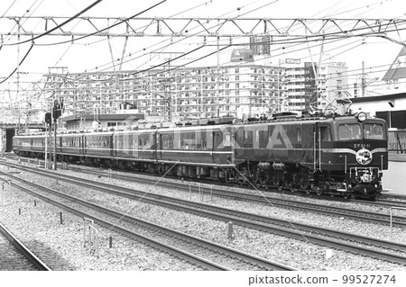 1983 年 5 月 28 日，橫濱戶塚，EF58 61 牽引的 14 系列客車的 Odoriko No. 55（火車 9023） 99527274