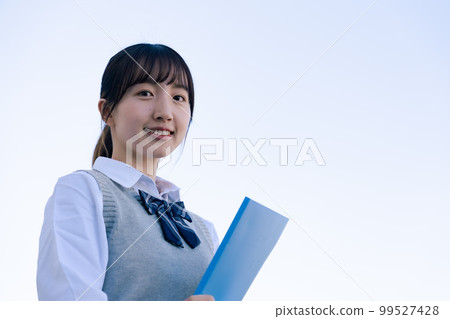 看著遠處的製服女高中生 99527428