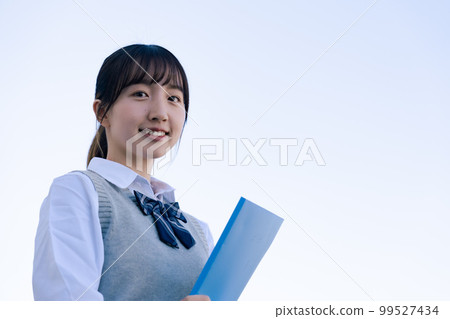看著遠處的製服女高中生 看著遠處的製服女高中生 99527434