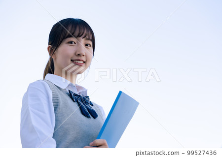 看著遠處的製服女高中生 看著遠處的製服女高中生 99527436