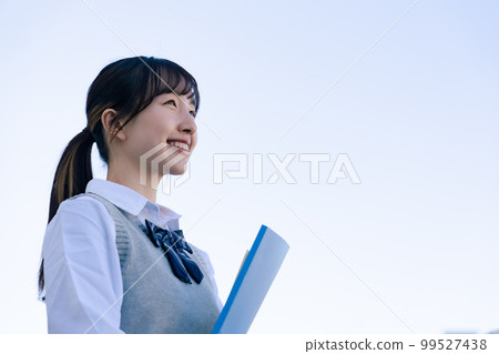 看著遠處的製服女高中生 看著遠處的製服女高中生 99527438