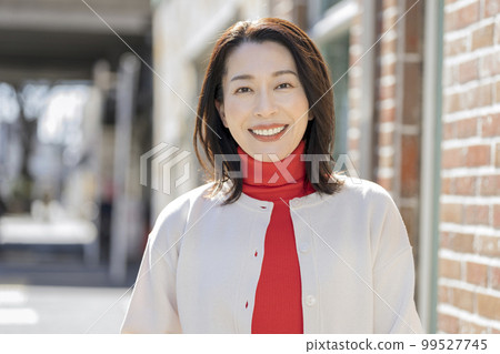 Arafif woman smiling looking at the camera 99527745