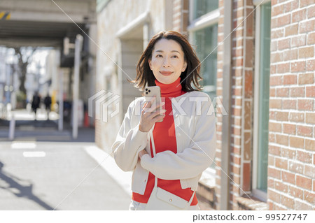 Arafif woman with cash phone 99527747