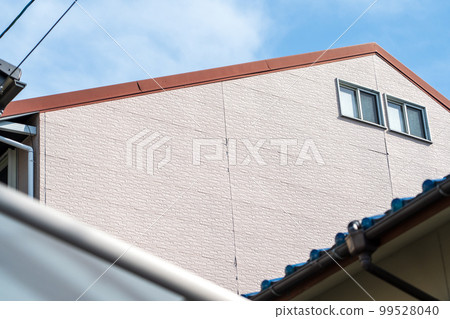 Cracks in siding joints 99528040