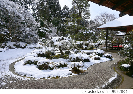 Dry landscape garden of Manshu-in temple in Rakuhoku, Kyoto city on a snowy morning 99528041