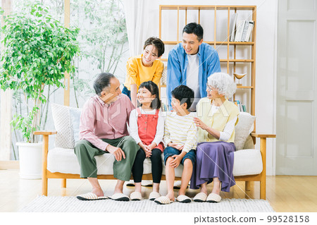 三代家庭在客廳放鬆 99528158