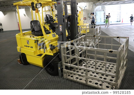 海上自衛隊補給艦摩週號叉車 海上自衛隊補給艦摩週號叉車 99528185