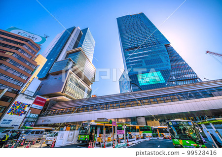 日本東京的城市景觀,俯瞰東京地鐵銀座線的澀谷站。旁邊可以看到銀座線澀谷站的文字(畫面左下方) 日本東京的城市景觀,俯瞰東京地鐵銀座線的澀谷站。旁邊可以看到銀座線澀谷站的文字(畫面左下方) 99528416