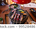 在木炭火盆上烤的烤雞肉串 99528486