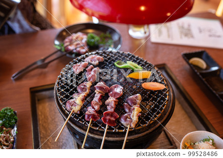 在木炭火盆上烤的烤雞肉串 在木炭火盆上烤的烤雞肉串 99528486