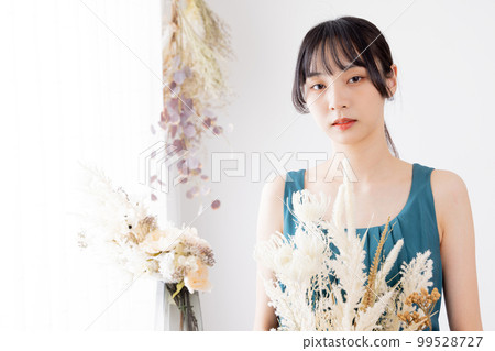 連體衣女人手捧一束乾花 99528727