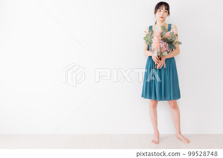 連體衣女人手捧一束乾花 連體衣女人手捧一束乾花 99528748