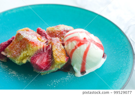 草莓開心果麵包布丁（盤）配冰淇淋和醬汁 99529077