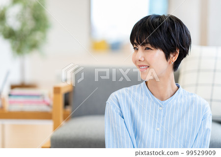 A woman who feels moisturized. 99529909