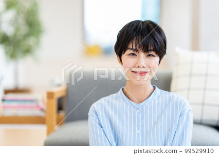 A woman who feels moisturized. 99529910