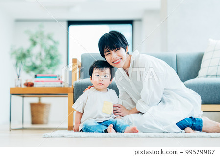 Parent and child relaxing in the living room (mother and child) 99529987