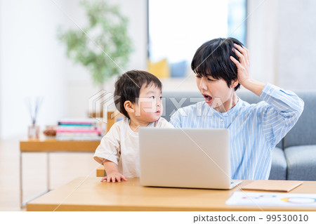 A housewife who telework while raising children A housewife who telework while raising children 99530010
