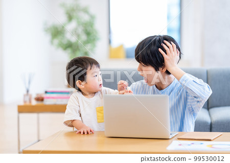 A housewife who telework while raising children 99530012