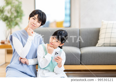 Smartphone parent and child in trouble 99530121