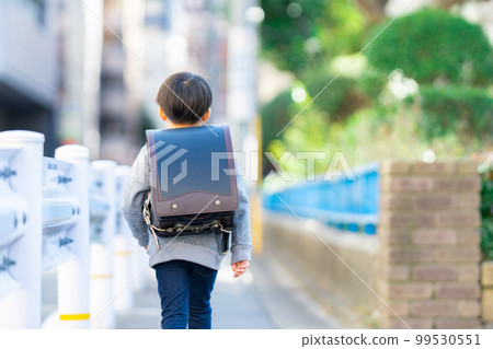 背著書包走路的男孩 99530551