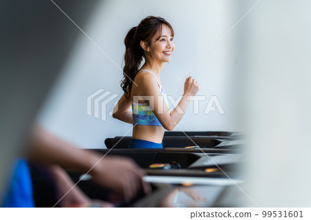 年輕女子在健身房訓練 99531601