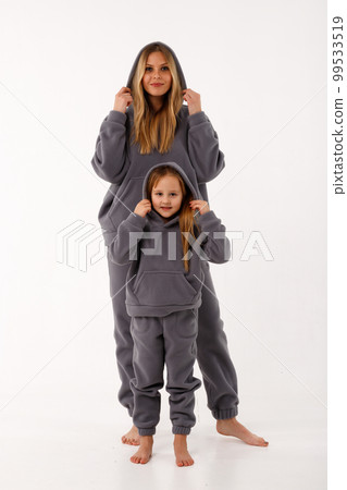 Sporty mom and her little daughter in thermal clothes. 99533519