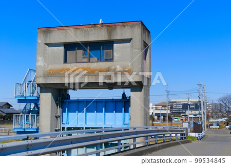 2023 年 2 月，千葉縣松戶市主要水域 Nitta Shinmeihori 門周圍的風景 99534845