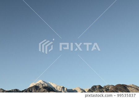 Hakushu-cho, Hokuto City, mountain ranges of the Southern Alps in the early morning, moon age 19.3 remaining in the deep blue sky Hakushu-cho, Hokuto City, mountain ranges of the Southern Alps in the early morning, moon age 19.3 remaining in the deep blue sky 99535837