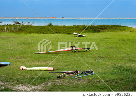 沖繩瀨長島海上運動風帆衝浪的陸上待命 99536223