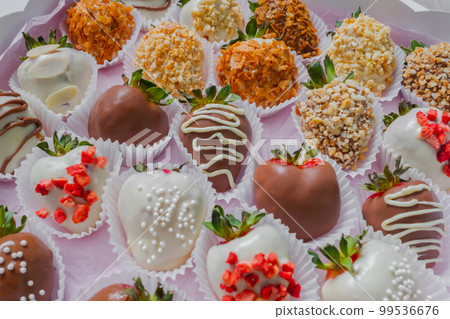 Close up: set of fresh chocolate covered strawberries 99536676