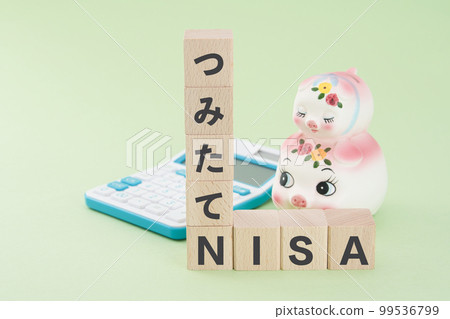NISA image Parent and child pigs looking at building blocks (piggy bank) 99536799