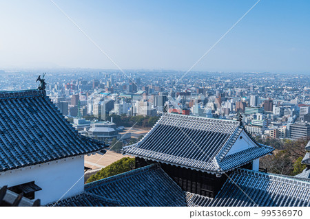 從日本愛媛縣松山市松山城主塔望去的市區 從日本愛媛縣松山市松山城主塔望去的市區 99536970