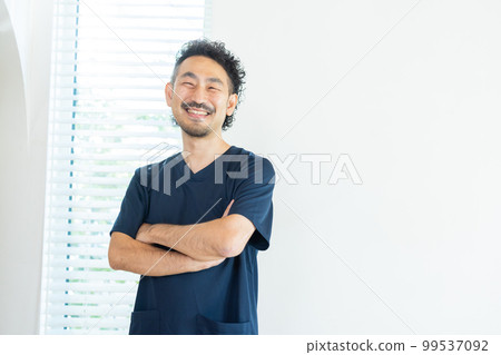 大鬍子的醫護人員 99537092