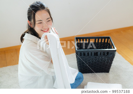 疊衣服的女人 99537188