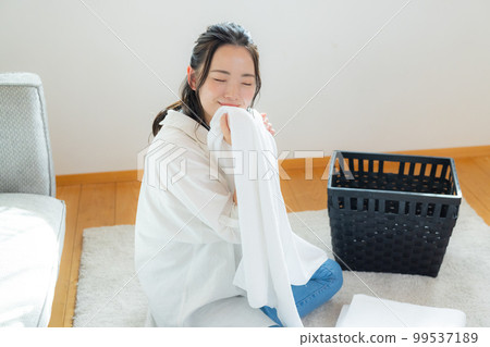 疊衣服的女人 99537189