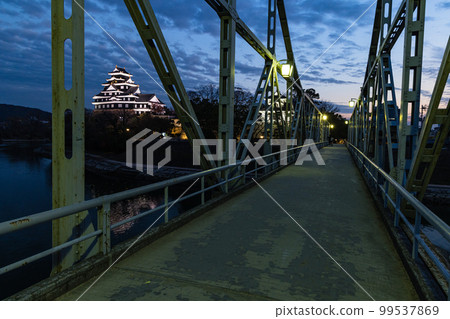 Illuminated Okayama Castle and Asahikawa seen from Tsukimi Bridge in Okayama City, Okayama Prefecture, Japan Illuminated Okayama Castle and Asahikawa seen from Tsukimi Bridge in Okayama City, Okayama Prefecture, Japan 99537869