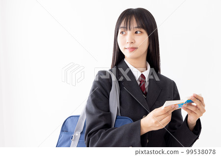 一個高中女生在上下學途中用單詞本高效學習 一個高中女生在上下學途中用單詞本高效學習 99538078