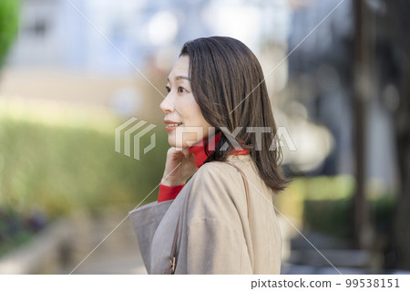 40 多歲的女人簡介 99538151