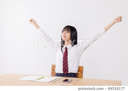 長時間學習累了伸懶腰的女高中生 長時間學習累了伸懶腰的女高中生 99538177