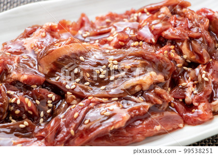 烤肉。醃製牛裙牛排。 99538251
