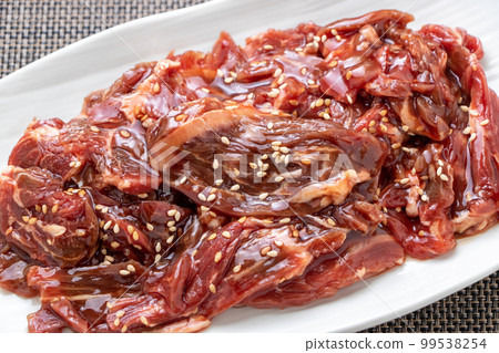 烤肉。醃製牛裙牛排。 99538254