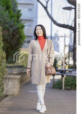 走在城市肖像中的阿拉菲夫女人 99538320