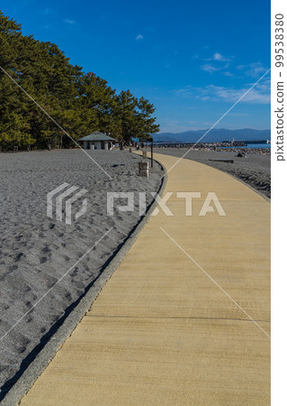 日本高知縣高知市浦戶桂濱公園的桂濱海灘和人行道 日本高知縣高知市浦戶桂濱公園的桂濱海灘和人行道 99538380