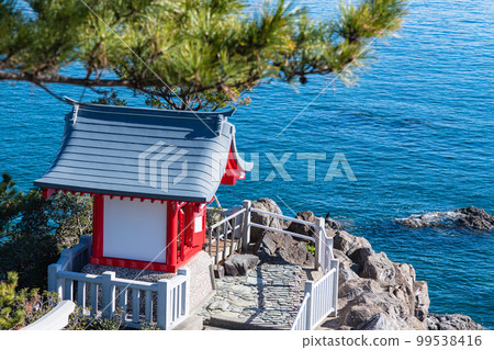 從日本高知縣高知市浦戶桂濱龍王岬展望台眺望的 Kaitsumi 神社 (Ryuogu) 99538416