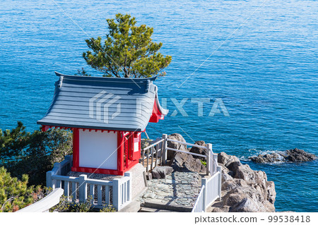 從日本高知縣高知市浦戶桂濱龍王岬展望台眺望的 Kaitsumi 神社 (Ryuogu) 99538418