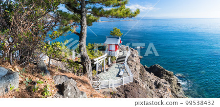 從日本高知縣高知市浦戶桂濱龍王岬展望台眺望的 Kaitsumi 神社 (Ryuogu) 99538432