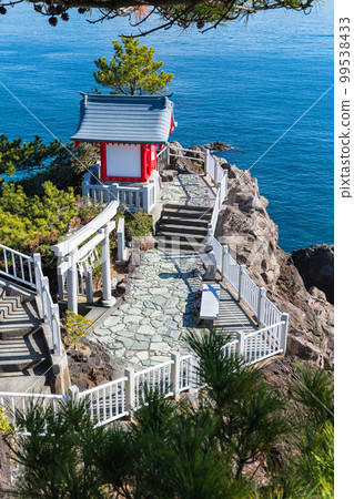 從日本高知縣高知市浦戶桂濱龍王岬展望台眺望的 Kaitsumi 神社 (Ryuogu) 99538433