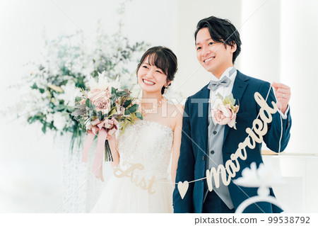 Bride and groom with garland at the wedding hall (bridal wedding) Bride and groom with garland at the wedding hall (bridal wedding) 99538792