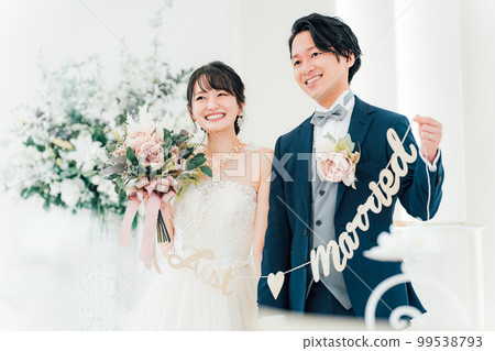 新娘和新郎帶著花環在婚禮大廳(新娘婚禮) 新娘和新郎帶著花環在婚禮大廳(新娘婚禮) 99538793