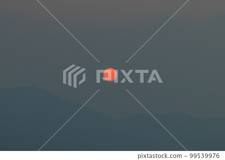 日本：從連接山口縣柳井市和愛媛縣松山市的渡輪上看到的島嶼，以及朦朧天空中的夕陽 99539976